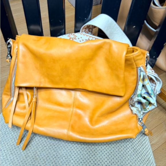 Stylish Tan Shoulder Bag - Picture 3 of 11